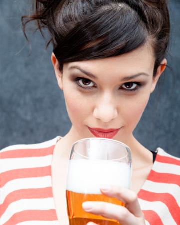 Žena pije pivo