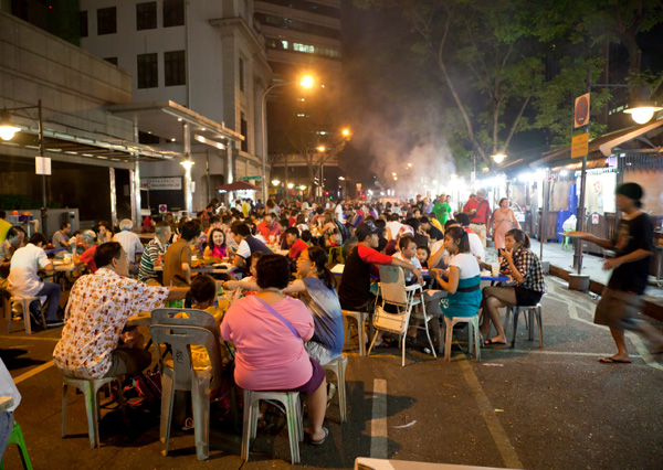 Mensen die 's avonds saté eten in Singapore