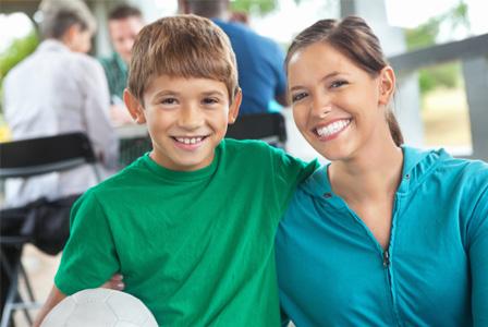 Ibu dengan anak laki-laki saat latihan sepak bola