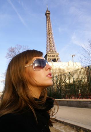 Frau vor dem Eiffelturm