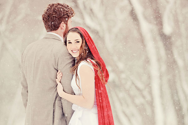 Nevěsta a ženich stojící v zimní říši divů | Sheknows.ca
