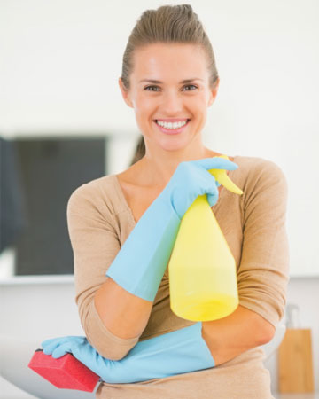 Frau beim Putzen