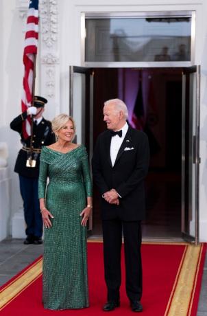 Yhdysvaltain presidentti Joe Biden, ensimmäinen lady Jill Biden ja Narendra Modi, Intian pääministeri saapuessaan Valkoisen talon North Portico ennen osavaltioillallista Washington DC: ssä Yhdysvalloissa torstaina 22. kesäkuuta 2023.