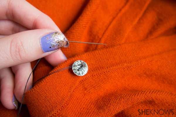 Sweater DIY: recortes adornados | Sheknows.com - botones