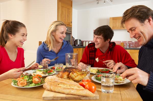 Familie spiser middag