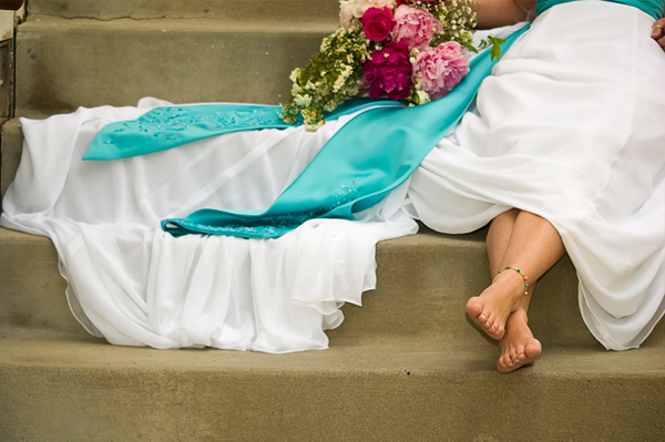 Blaue Schärpe am Hochzeitskleid
