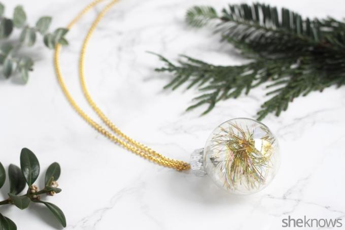 diy-mini-ornament-necklace-for-the-holidays: เสร็จแล้ว | Sheknows.com