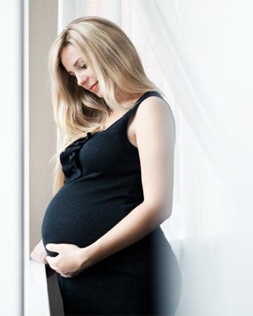 Terhes nő hasa dudor