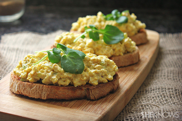 Рецепт за сендвич са салатом од курираних јаја са отвореним лицем