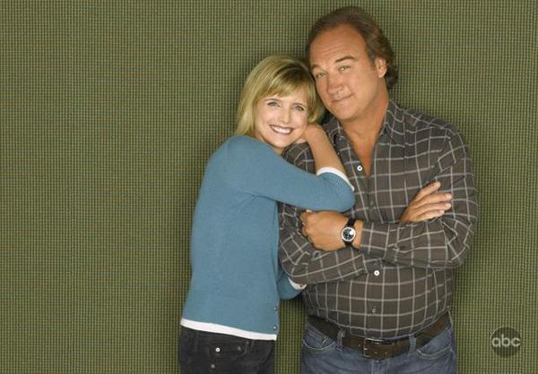 I følge Jims Jim Belushi og Courtney Thorne-Smith