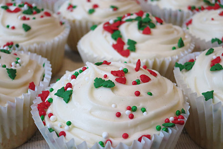 cupcakes met kersthagelslag