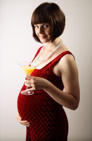 Беременная женщина с коктейлем