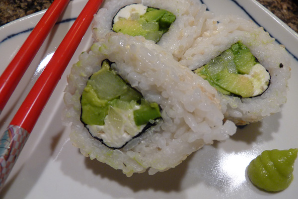 Sushi z awokado, serkiem śmietankowym i ogórkiem