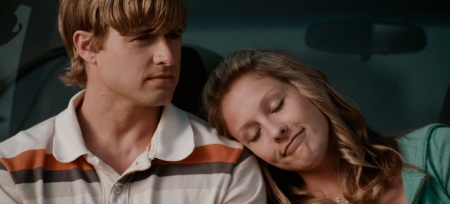 Jake en Amy delen een moment in To Save a Life