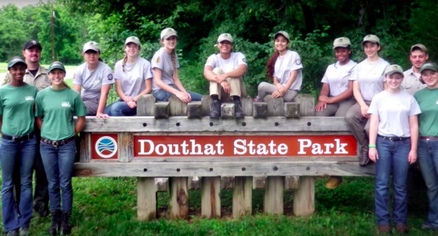 Para pekemah dari program YCC berkumpul di depan sebuah taman negara bagian di Virginia.