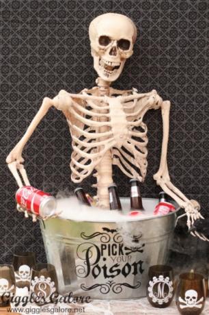 9 งานฝีมือฮัลโลวีนที่น่ารักสุด ๆ โดยไม่ต้องวิเศษ: Skeleton Drink Bucket