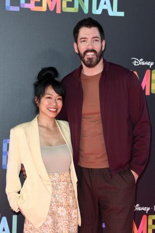 Los Angeles, Kaliforniya - 08 Haziran: Linda Phan ve Drew Scott Los Angeles galasına katıldılar Disney Pixar'ın 