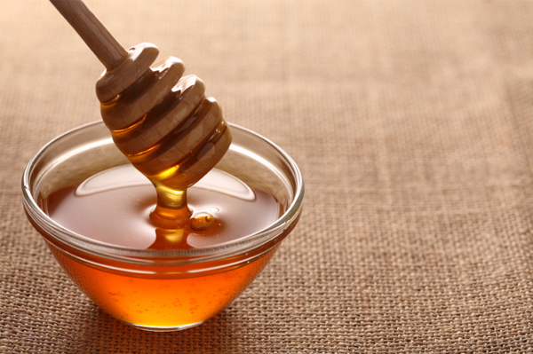 Skål med honning på saft