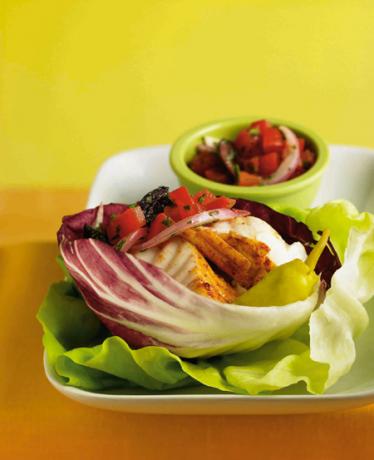 Salátový „gyros“ naplněný receptem z halibuta a okurkového jogurtu