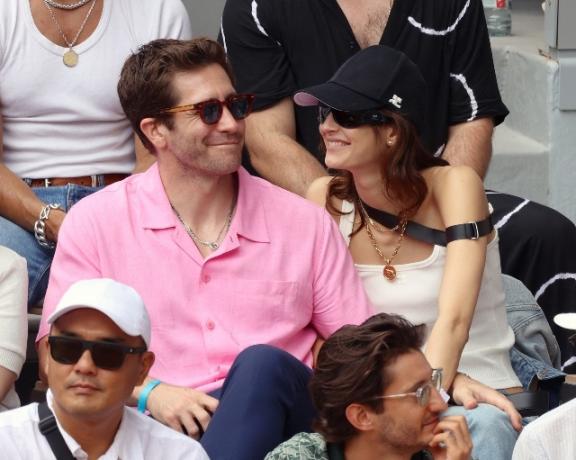 Gwiazdy na turnieju French Open 2023 na korcie Roland Garros, 11 czerwca 2023 r. Na zdjęciu: Jake Gyllenhaal i Jeanne Cadieu.