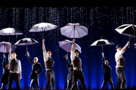 A Glee énekel az esőben és az esernyőben