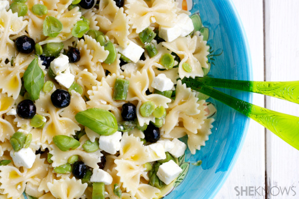 Kalter Nudelsalat mit Spargel, Feta, Blaubeeren & Basilikum