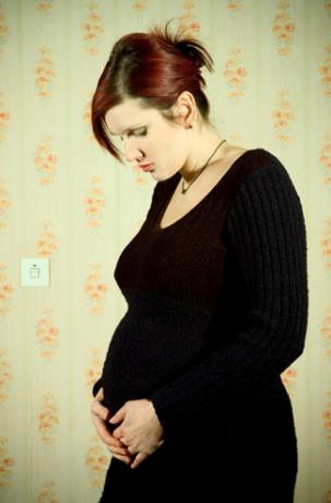 Mujer embarazada preocupada