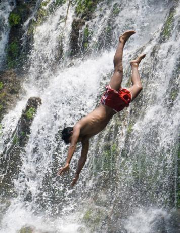 Salwador -- skoki przez wodospad