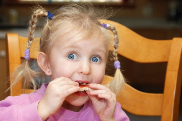 Pikkutyttö syö välipalaa