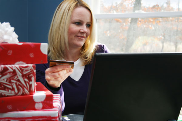 Sieviete, kas iepērkas internetā ar kredītkarti