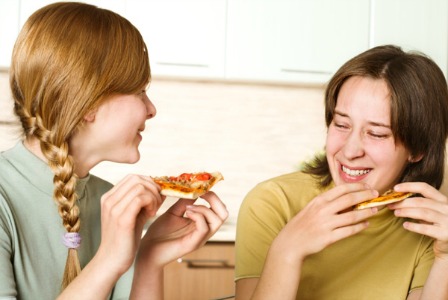 Nastolatki jedzą pizzę?