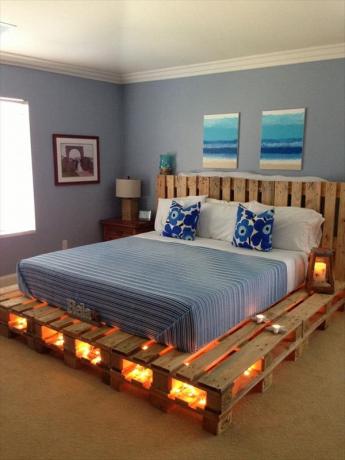 Dřevěná paletová postel se světly