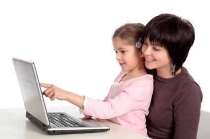 Ibu dan anak perempuannya di depan komputer