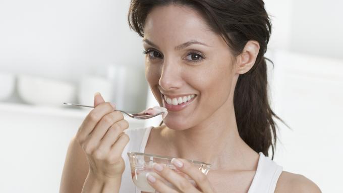 Женщина ест йогурт | SheKnows.com