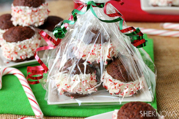 Receta de pasteles whoopie de caramelo de menta rellenos con glaseado de queso crema