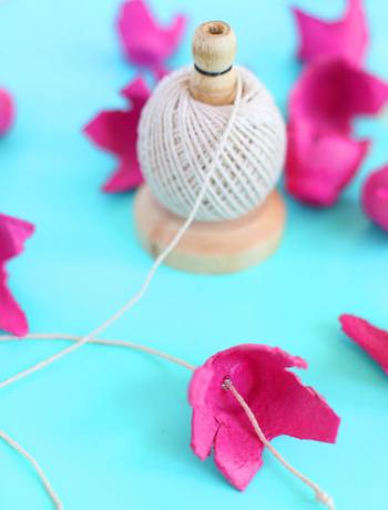 Guirlande de fleurs en carton d'oeufs