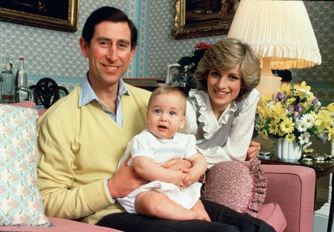 WIELKA BRYTANIA - 01 lutego: Książę Karol, książę Walii i Diana, księżna Walii z ich synek, książę William, w domu w Pałacu Kensington (zdjęcie: Tim Graham Photo Library, via Getty Obrazy)