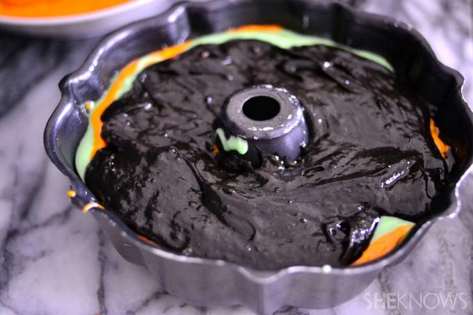Bundt Cake aus schwarzem Samt mit einer verwirbelten Überraschung!°