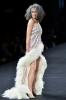 Cudowne siwe włosy Andie MacDowell na wybiegu Paris Fashion Week: Zdjęcie – SheKnows