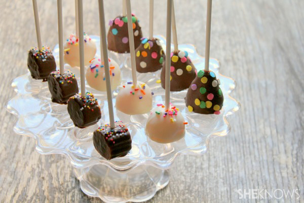 Paletas de frutas bañadas en chocolate