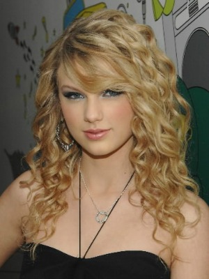 Kręcona fryzura Taylor Swift