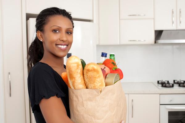 Nő élelmiszerbolt táskával