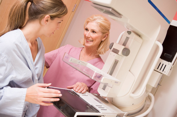 Vrouw krijgt mammogram