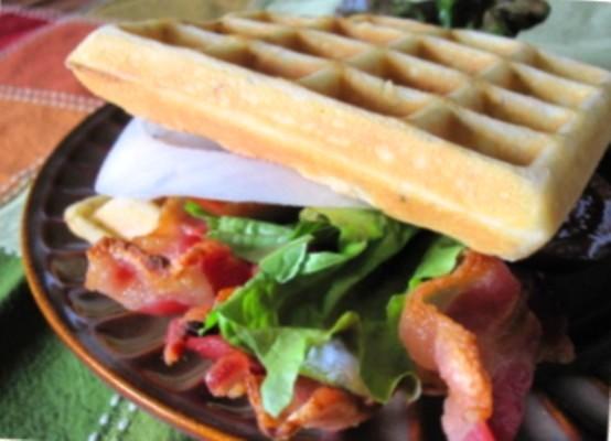 Waffle sendvič BLT (a cibule)