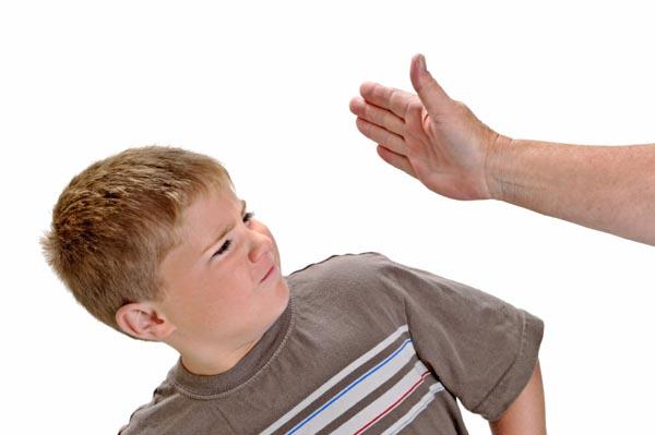 guru mengangkat tangan ke anak untuk memukul