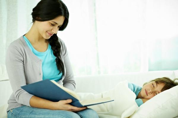 mère lisant une histoire au coucher