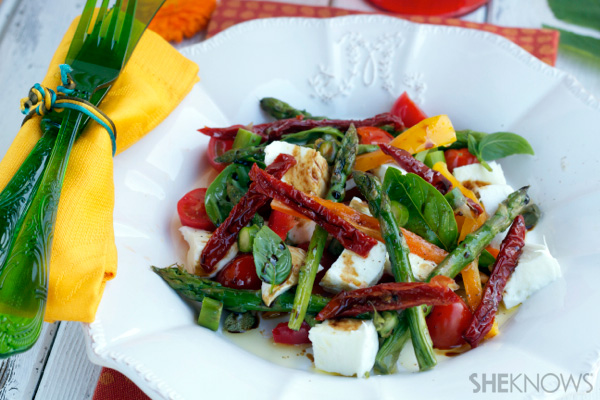 Mozzarella, paprika & asperges zomersalade