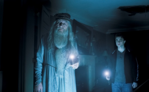 Harry és Dumbledore azon dolgoznak, hogy megvédjék azt, akit nem neveznek meg