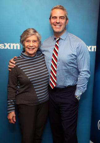 NEW YORK, NY – 1. OKTÓBRA: (EXKLUZÍVNE SPRÁVY) Moderátor SiriusXM Andy Cohen (vpravo) pózuje na fotografiách so svojou matkou Evelyn Cohen (vľavo) v štúdiách SiriusXM 1. októbra 2018 v New Yorku. (Foto: Astrid StawiarzGetty Images)