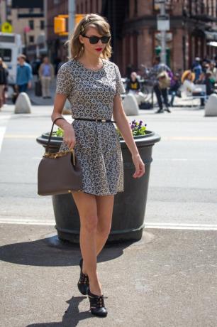 Taylor Swift porte une robe à motifs